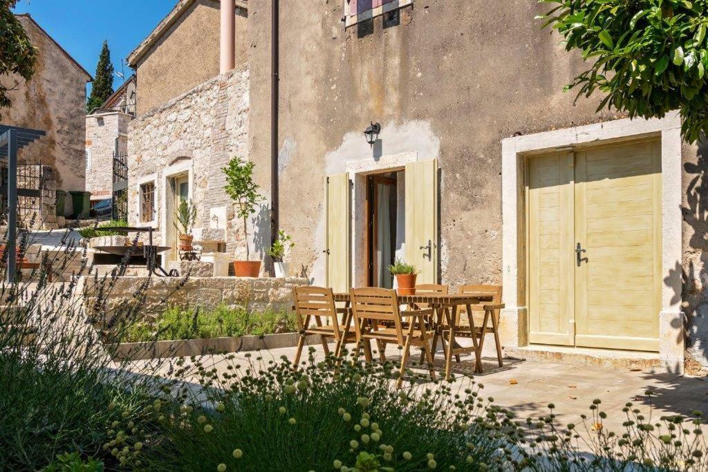 Old Town Studio And Apartment Vrsar Buitenkant foto