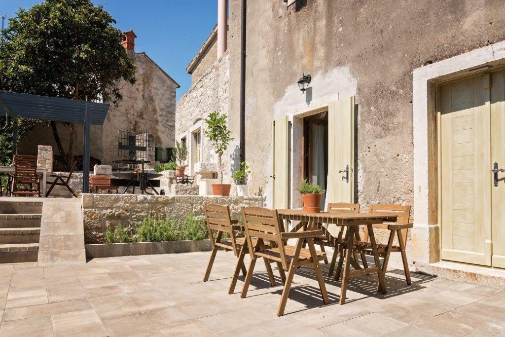 Old Town Studio And Apartment Vrsar Buitenkant foto